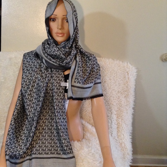 Michael Michael Kors Signature Scarf & Wrap In One - Picture 5 of 8
